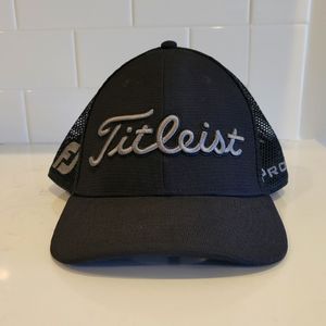 Titleist Pro V1 FootJoy Snapback (black with gray embroidery). OSFA